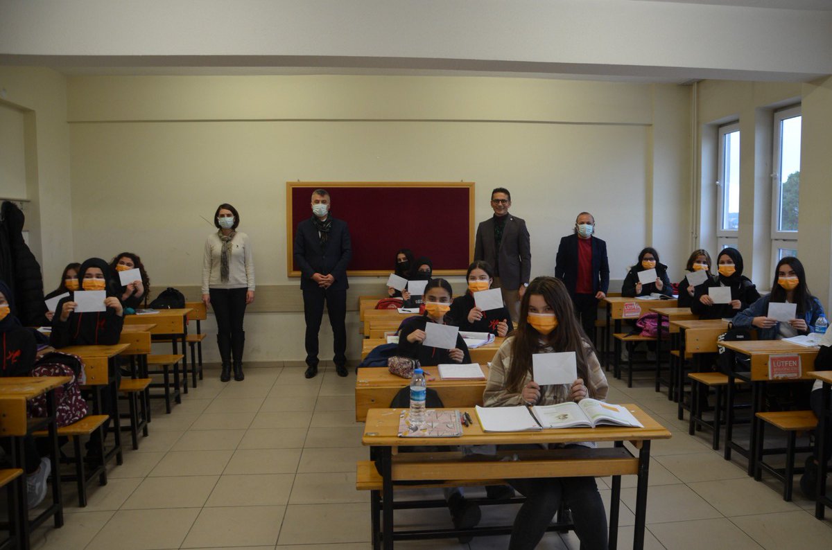 20 milyonu aşan maske üretimi gerçekleştiren <a href="/HasanCakinMTAL/">Hasan Çakın Mesleki ve Teknik Anadolu Lisesi</a> de  üretimin karşılığı öğrencilerimize yansımaya başladı. Döner sermaye işletmesi olan okulumuz elde ettiği kar payını öğrencileri ile paylaşmaya devam ediyor. Bugün öğrencilerimizin sevincine ortak olduk.
