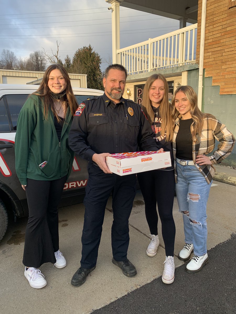 EFHSSADD's tweet photo. Celebrating our Law Enforcement officers with some donuts from SADD for Law Enforcement Day! Thank you to our Elizabeth Township, Elizabeth Boro, and Forward Township officers! https://t.co/GilAaORHrz