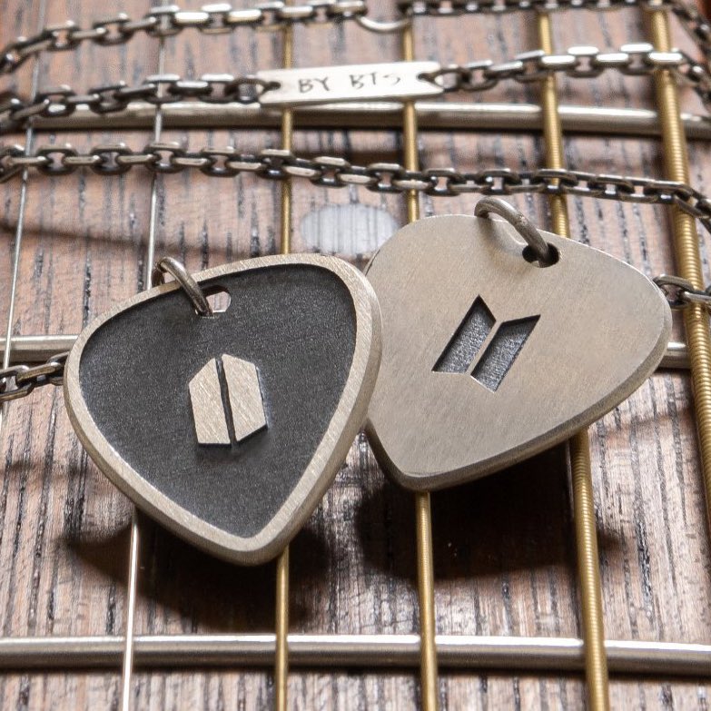 BTS SUGA GUITAR PICK NECKLACE ブラック 正規品