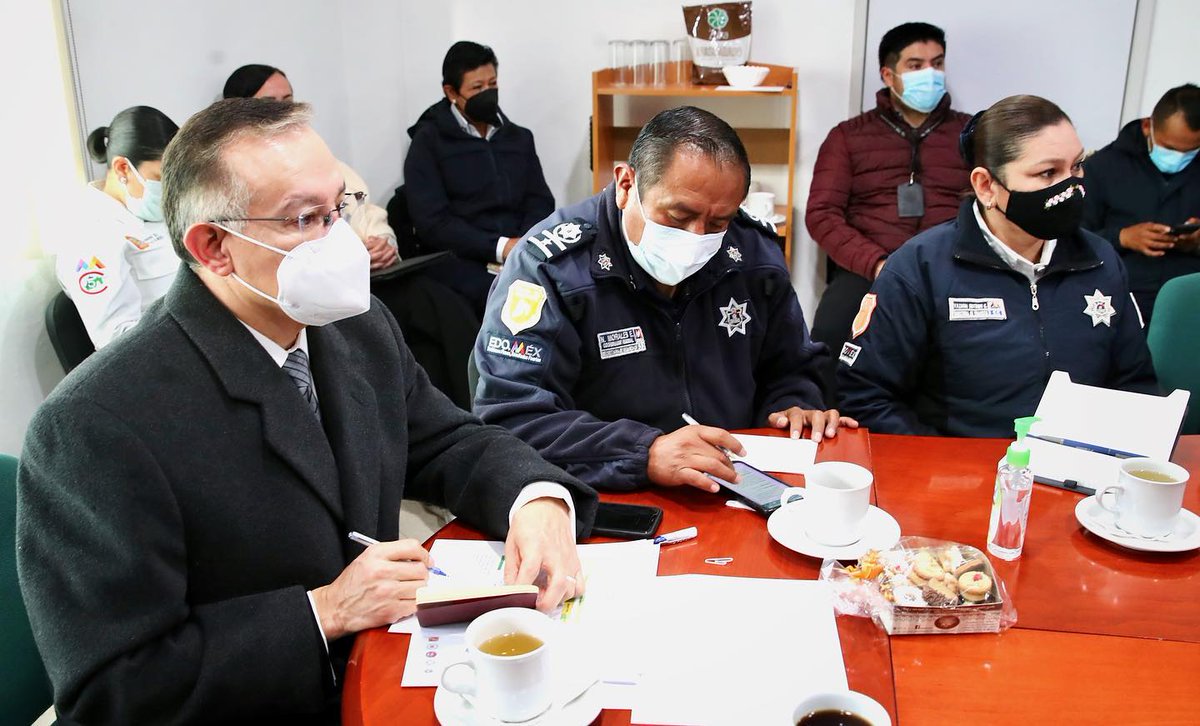 EmisorInformat2's tweet photo. Hoy por la mañana el presidente municipal de @TolucaGob @RaymundoMC encabezo la Mesa de Coordinación Territorial para la Construcción de la Paz en Toluca. La #PoliciaPieATierra tiene como prioridad el cuidado de cada uno de las y los toluqueños. https://t.co/RgSStzu1CT