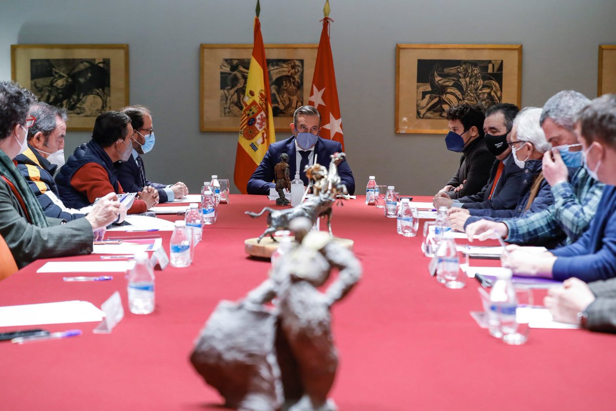 miguelabellan's tweet photo. @Enrique_L_Lopez y yo nos hemos reunido esta tarde con: Federación Taurina de Madrid, Unión de Abonados 
y Aficionados Taurinos de Madrid, ANTPE, Asociación del Toro de Madrid y Peña Taurina Popular, para resolver sus inquietudes acerca del nuevo pliego de adjudicación 2022-2026 https://t.co/HqfNFCs3dv