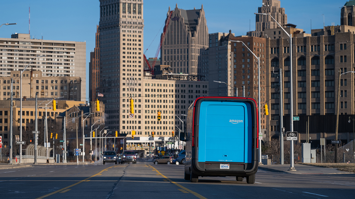 amazonnews's tweet photo. 2020 ➡️ 20M+ packages 📦 delivered to customers in North America and Europe via electric delivery vehicles.

2021 ➡️ Electric delivery vehicles from @Rivian launched in 16 U.S. cities. 🏙️

2022 &amp; beyond ➡️ Tens of thousands of electric delivery vehicles hitting the road. 🚦 https://t.co/EIZjGdDHlL