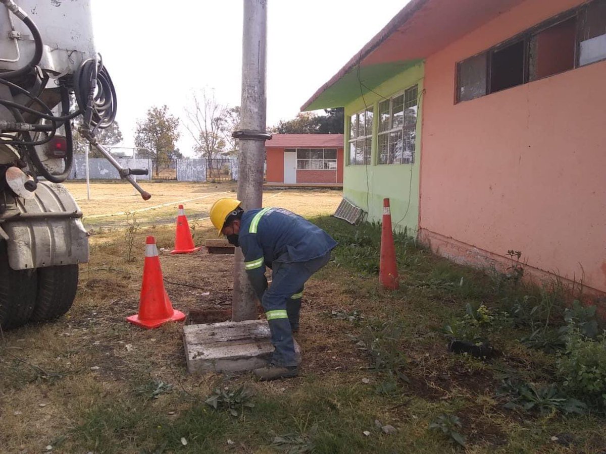 GobiernoChalco's tweet photo. Personal operativo de #ODAPASChalco, realiza los trabajos de desazolve de fosas en instituciones educativas, esta mañana atendieron la petición de la escuela Himno Nacional del poblado de #Cuautzingo.

#GobiernoDeChalco 
@MGChalco https://t.co/A7WuU7urY0