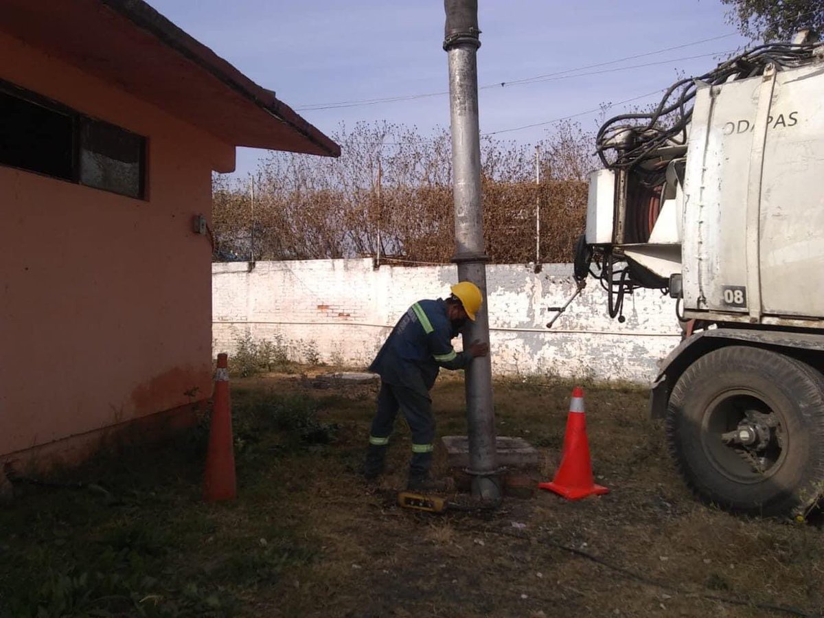 GobiernoChalco's tweet photo. Personal operativo de #ODAPASChalco, realiza los trabajos de desazolve de fosas en instituciones educativas, esta mañana atendieron la petición de la escuela Himno Nacional del poblado de #Cuautzingo.

#GobiernoDeChalco 
@MGChalco https://t.co/A7WuU7urY0