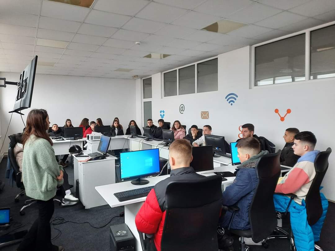 SinaniArdita's tweet photo. Edhe falas, edhe profesionalizim, edhe në hap me kohën 💪
Këtë e mundëson kursi i ri i informatikës i Zyrës për të Rinj 👏
Përvetësim njohurish në fushën e IT, dizajnit, riparime komjuterike dhe aftësive softskill; me metodologji moderne dhe ligjërues kompetent.
#ITSchool #ZPR https://t.co/ciN6HojJSP