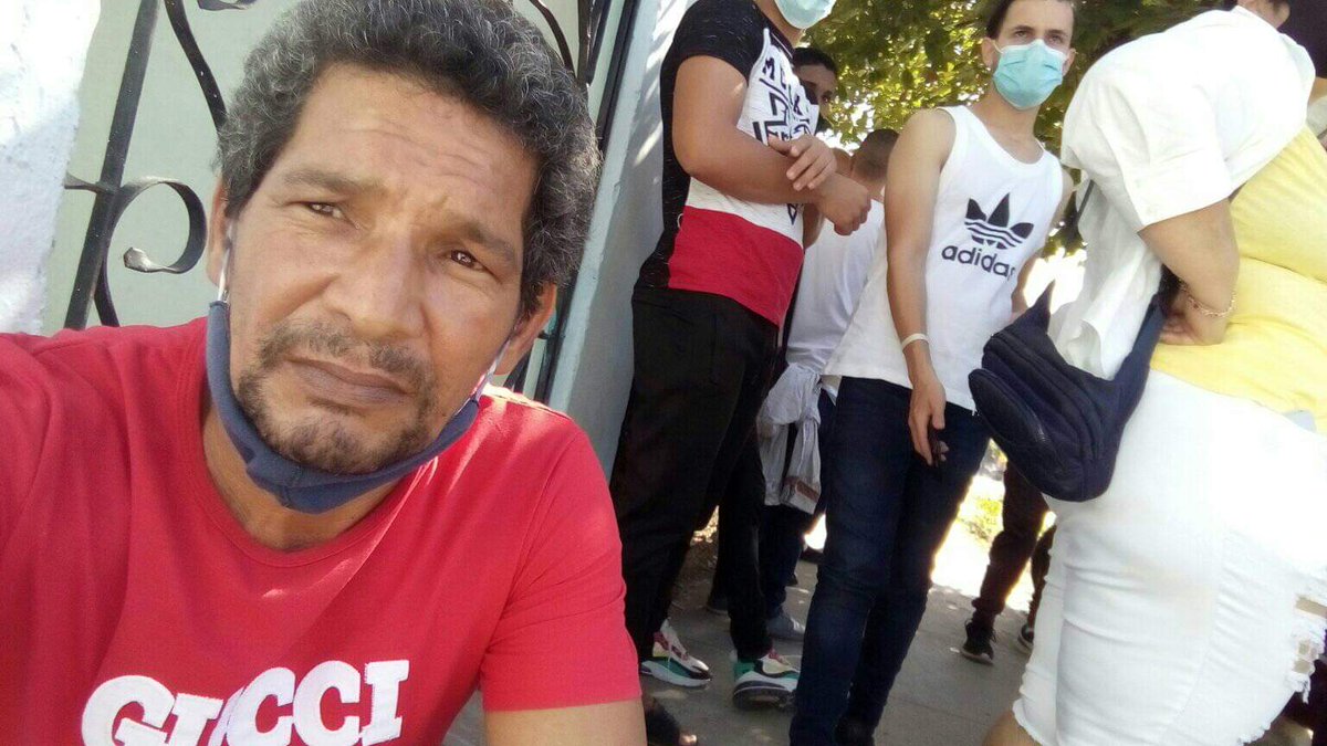 Mi hermano Gustavo en pleno sol esperando el resultado del juicio de su familiar, Yunior Sevey Mena ,el YUYO.  Participante en las protestas del #11J en Santa Clara. 
Jamás  he visto su nombre reflejado en una publicación. Hoy yo te doy VOZ YUNIOR, mis oraciones desde la Habana
