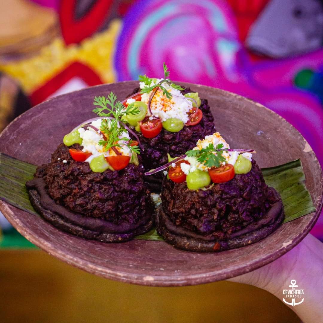 🍃✨Tabasco nos da una variedad gastronómica envidiable, como los penchuques de Emiliano Zapata. En casa hicimos homenaje a esta deliciosa tortilla gruesa agregándole cacao, frijol y un chicharrón de pulpo que sabe a esa comida de fiesta que tanto nos gusta.
#Villahermosa
