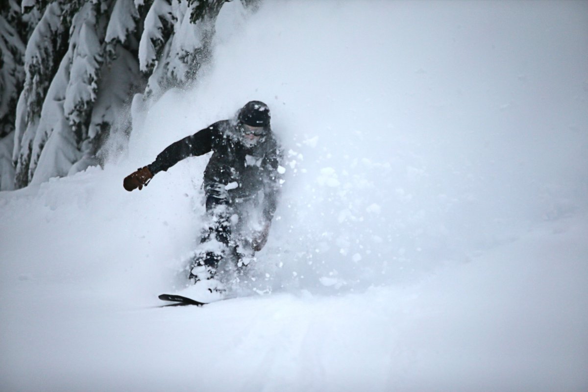 Nothing like a run through the trees and fresh powder to kick off the week! We are back on our regular schedule and ready for some great skiing under the lights at America's Largest Night Ski Area ❄

Monday-Thursday: 3pm-10pm
Friday, Saturday, Sunday and holidays: 9am-10pm
