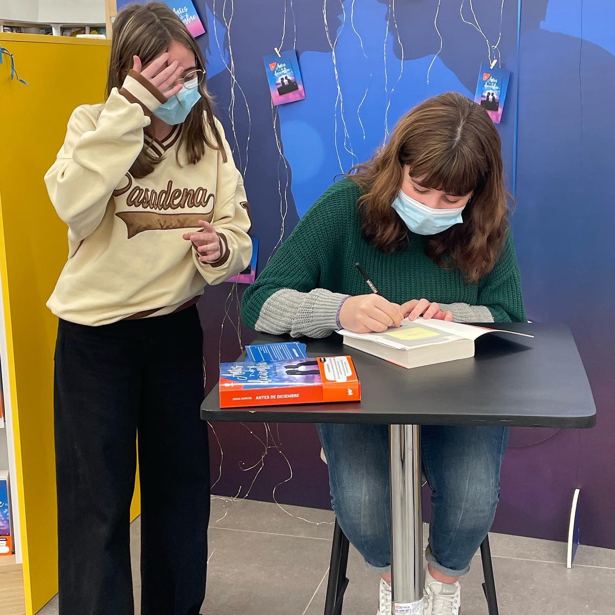 lcgangrrcts's tweet photo. Me llamo Laura y comencé a leer a Joana a principios de 2021. Mis libros favoritos son “tardes de otoño” y la bilogía extraños. Todavía le lloro al final de sempiterno. Y no sé qué más poner. Aunque no lo parezca, soy buena gente lo prometo😭 #Integraciontresista https://t.co/7rmp22JRNT