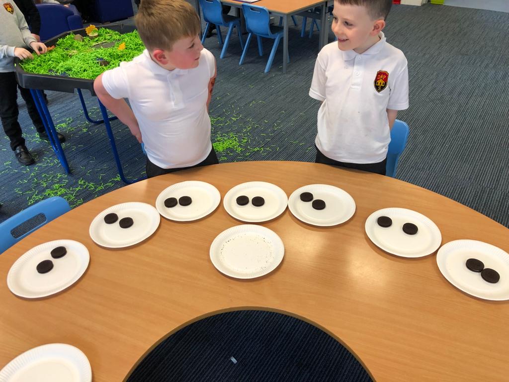 DreghornPrimary's tweet photo. Primary 1 were learning about ‘sharing equally’ today. They read ‘The Doorbell Rang’ and then talked about how they could share out biscuits in class. Very tricky when number work smells so yummy!!! #numeracyinaction #activelearning https://t.co/eG520nqdYk
