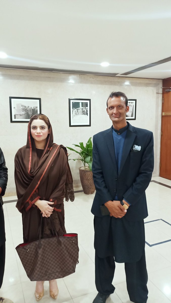 Safdar_Gujjar27's tweet photo. اپنی پیاری بہن ایم این اے محترمہ عائشہ رجب بلوچ صاحبہ کے ہمراہ اسلام آباد پارلیمنٹ ہاوس میں۔۔۔
@MaryamNSharif 
@AyeshaRajabAli1 https://t.co/GRXS7zcN8P