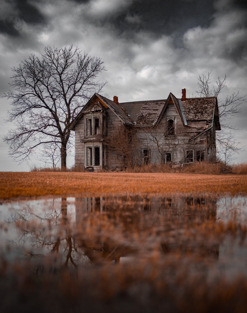The forces of nature and years of decay, yet this house still stands tall. The eeriness this place emits is uncanny. You can feel the presence of what was or still may be. ☠️🏚