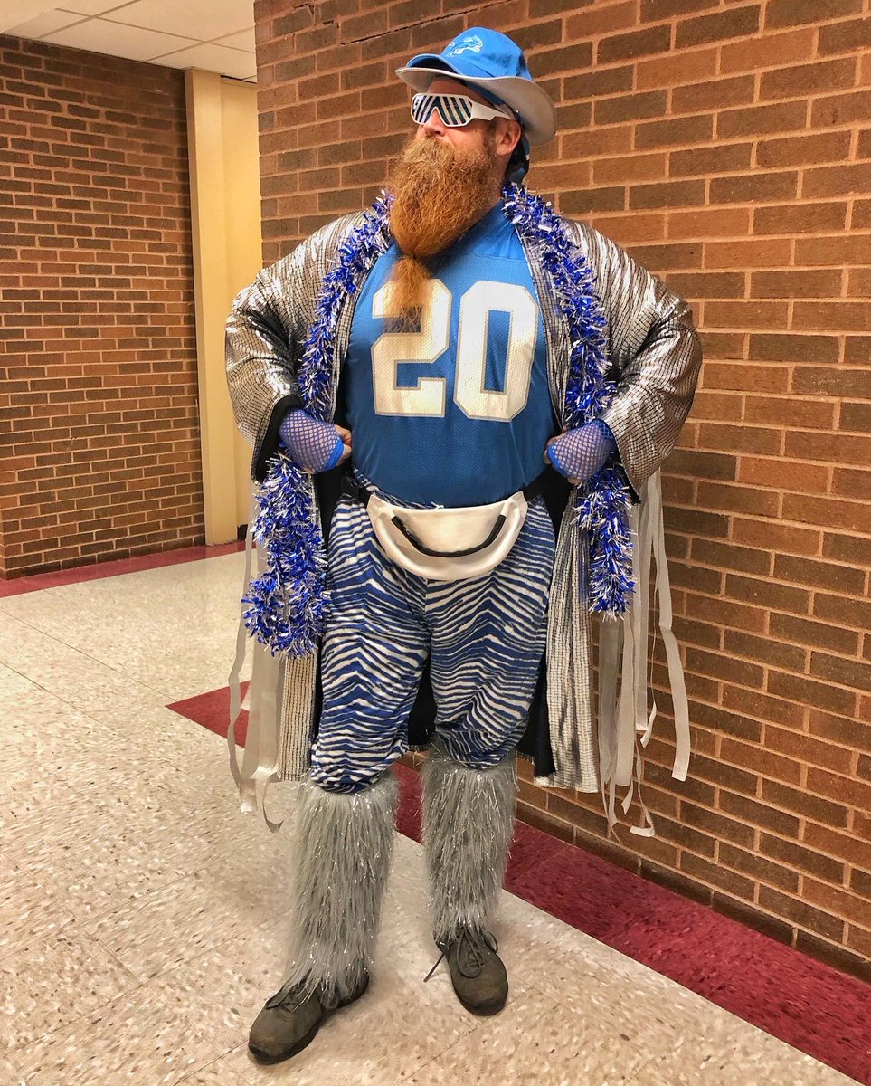 PresidentBeard's tweet photo. It’s “Loyalty Week” here at #HartnellUniversity, so let’s kick things off with the boys in Honolulu Blue: the Detroit Lions! (Acknowledge our potential or lose a knee cap.)
#135HartnellLive #RollTheSleeves #HartnellHistory #ALLN #WCSWhereUBelong #SpartansEDU @Lions #DetroitLions https://t.co/xgLygTukxo
