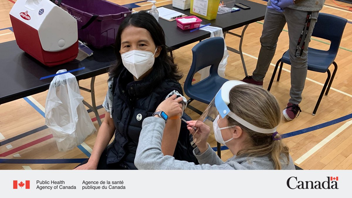 Got my Moderna #COVID19Vaccine booster yesterday and #ChooseToVaccinate was the only choice I had to make! Evidence shows both Pfizer and Moderna mRNA booster doses are effective, resulting in better protection, esp. against severe illness. ➡️canada.ca/content/dam/ph…