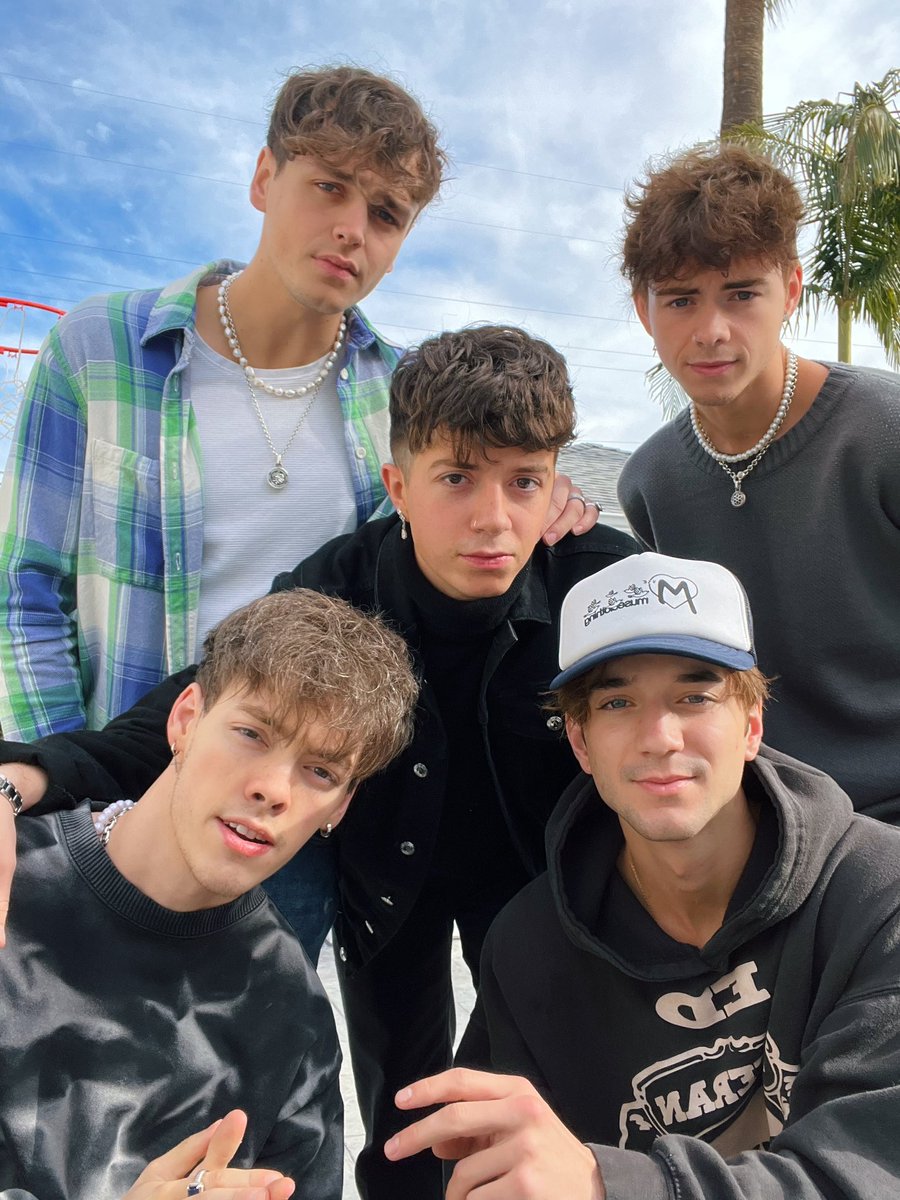 whydontwemusic's tweet image. just woke up!!