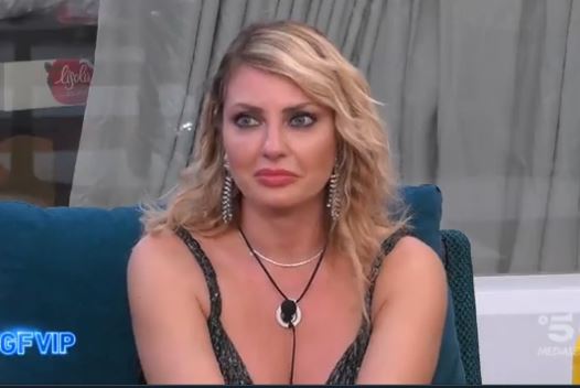 arch_ts's tweet photo. I piedistalli si stanno sgretolando #Natay #gfvip https://t.co/VyvRl9Acwi