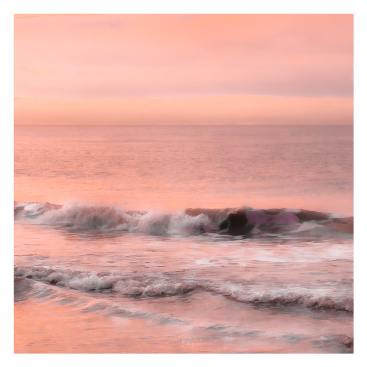 tppictures3's tweet photo. A gorgeous sunset tonight across New Brighton Beach. A pink hue cast in the sky reflected by the sea #beachlife @NBBeachResort @RNLINewBrighton @Visit_Wirral https://t.co/yysl7UyWQP