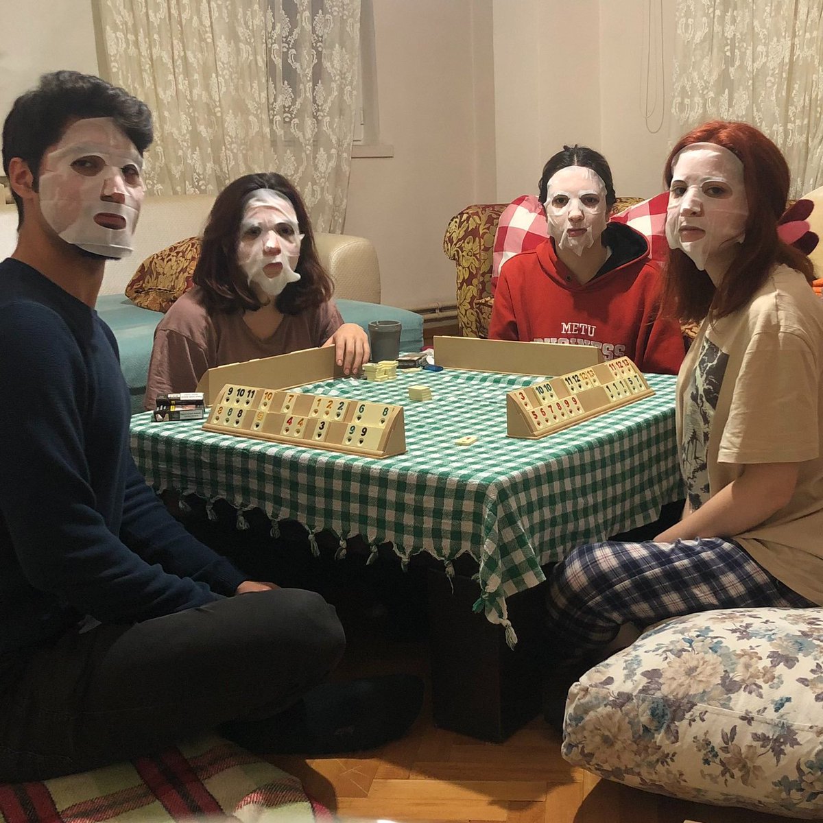 arkadaşlarla sabaha kadar ders çalışcaz diye birbirimize gaz verdikten iki dk sonra