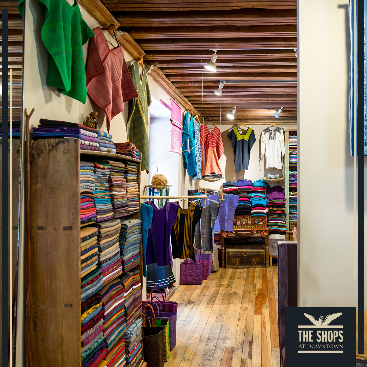 Los textiles tradicionales de #remigiomestas mezclan lo contemporáneo con la identidad de los Pueblos Originarios de Oaxaca. Visítalos en #TheShopsAtDoantown⁣
