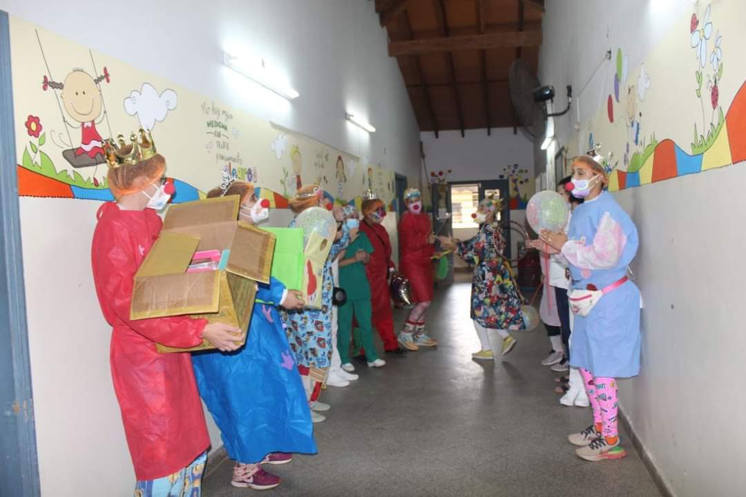 DrPayaSonrisaPy's tweet photo. Visita Paya Reyes Mágicos con nuestros pequeños valientes del Hospital Materno Infantil de Fdo de la Mora 🌟👑 generando ilusión y fantasía con cada regalo entregado 🎁💕

Seguimos con más Reyes de las Sonrisas en todo Enero 🚍💗👑 https://t.co/oFCzDckG8f