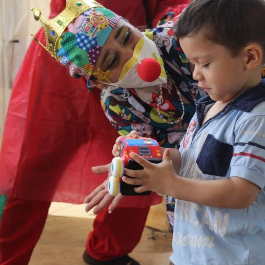 DrPayaSonrisaPy's tweet photo. Visita Paya Reyes Mágicos con nuestros pequeños valientes del Hospital Materno Infantil de Fdo de la Mora 🌟👑 generando ilusión y fantasía con cada regalo entregado 🎁💕

Seguimos con más Reyes de las Sonrisas en todo Enero 🚍💗👑 https://t.co/oFCzDckG8f