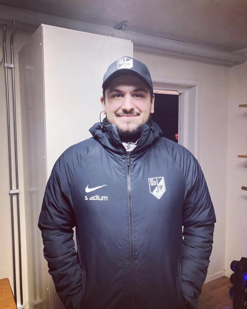 Idag kan vi presentera vår nya herrtränare i Jämjö GoIF! Delavar ”Delle” Vahdanjo! Hjärtligt välkommen till GoIFet Delle! Vi ser framemot en tuff men rolig säsong i Blekingefyran!
#Bättreochbättredagfördag