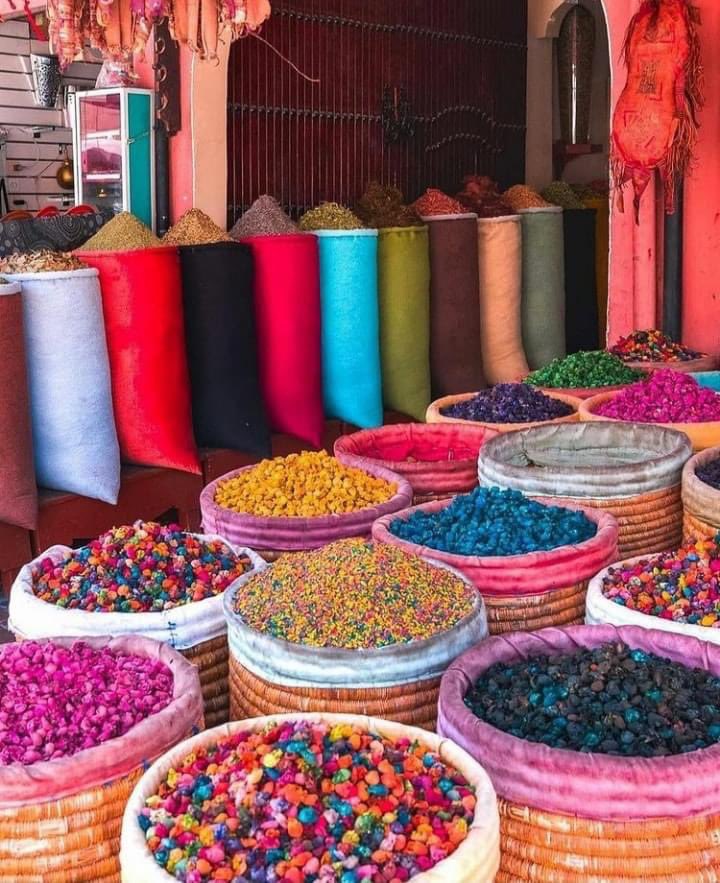 ألوان أسواق #المغرب البهية ♥️

Colourful Moroccan Souk🤎💜💙💚💛🧡❤🇲🇦

#ألوان_المغرب 🇲🇦💫♥️
