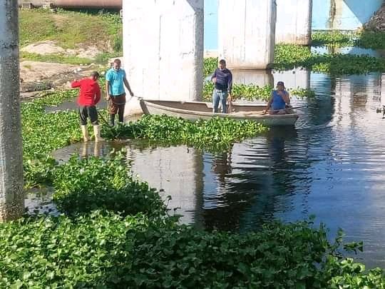 YuryCastaedaCa1's tweet photo. Trabajadores de la UEB Acueducto y Alcantarillado Sancti Spiritus ejecuta acciones de limpieza de la vegetación acuática que se encuentra en la zona del Histórico Puente Yayabo, sobre el río del mismo nombre. #Eaass https://t.co/RypQA749uV