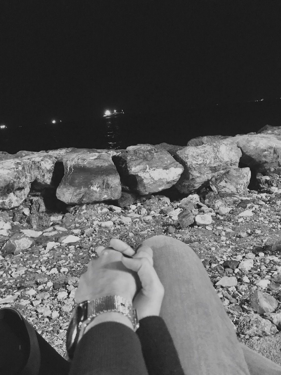 Bir ışık, bir kelebek, biraz çiçek biraz kuş.                                                     Yeni bir ülke yüzün ellerinde kaybolmuşum.. ✨