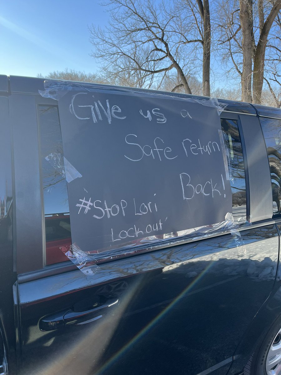 We love our teacher❤️ CTU will make their voices heard for themselves and students‼️#teacherlivesmatter #StudentLivesMatter #endlorilockout