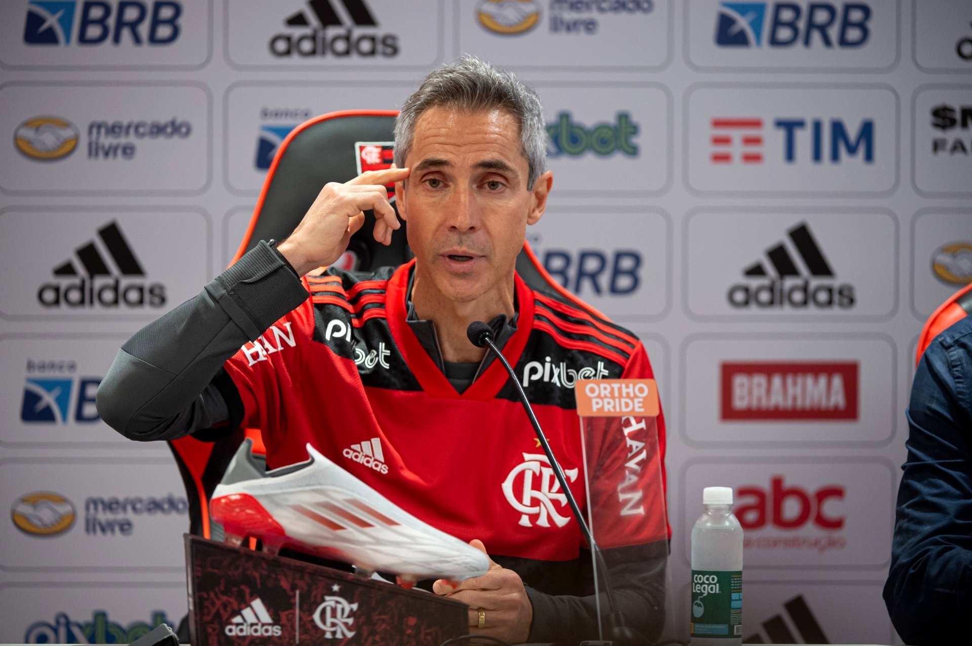 Reservado e confiante: o perfil do técnico Paulo Sousa