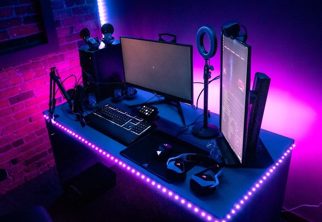 Elev8_Ent's tweet photo. We're 🤤 over Mr. Smiles streaming setup at Elev8 HQ!! Tag a streamer looking to up their game in 2022. 👇👇👇

#Elev8Ent #Elev8Creator #Elev8MrSmiles https://t.co/nlgAL0R19i