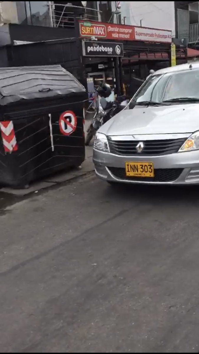 RedCastellana's tweet image. Este conductor del vehículo INN303 por poco causa un accidente multiple en el cruce de la Cll 138 x Cr58 en maniobra peligrosa y agresiva. Por poco tumba un motociclista. Luego lo cierra varias veces, insulta e intimida. ¿Podríamos hacerlo famoso? @SectorMovilidad @gusgomez1701