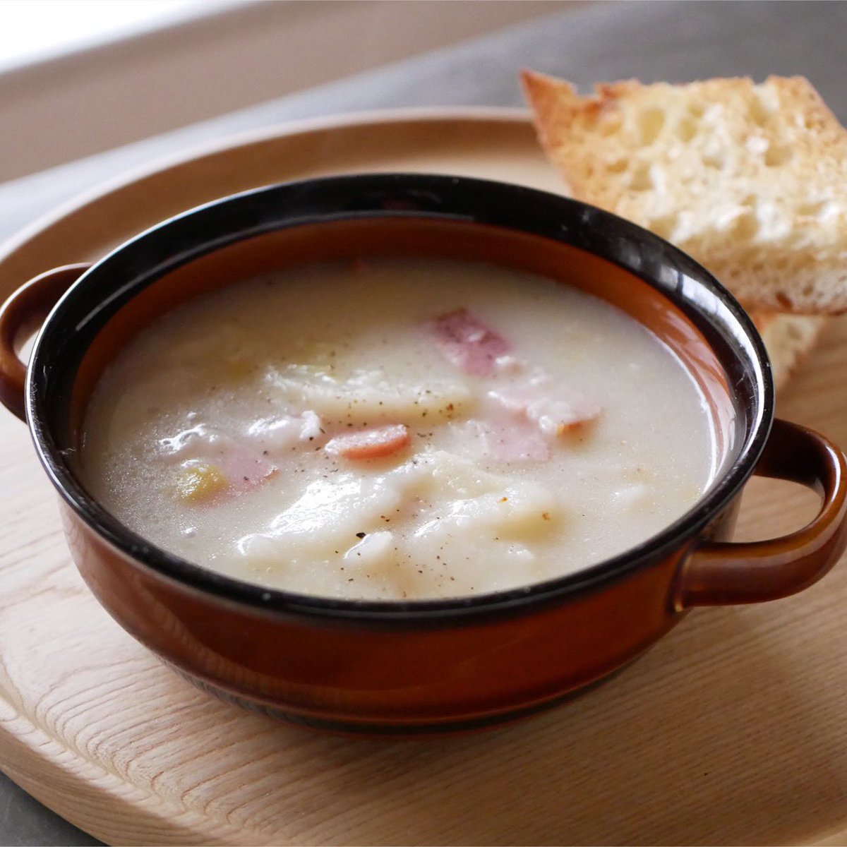 我が家は今日のお昼、有賀さんのレシピから「里いも、長ねぎ、ベーコンのミルクスープ」でした。ベーコンが少なめだったのでお味噌を少し足して。
東京は冷たい雨の1日。こんな日はミルクスープがいいですよね😊 @kaorun6 #365日のめざましスープ #スープ365  