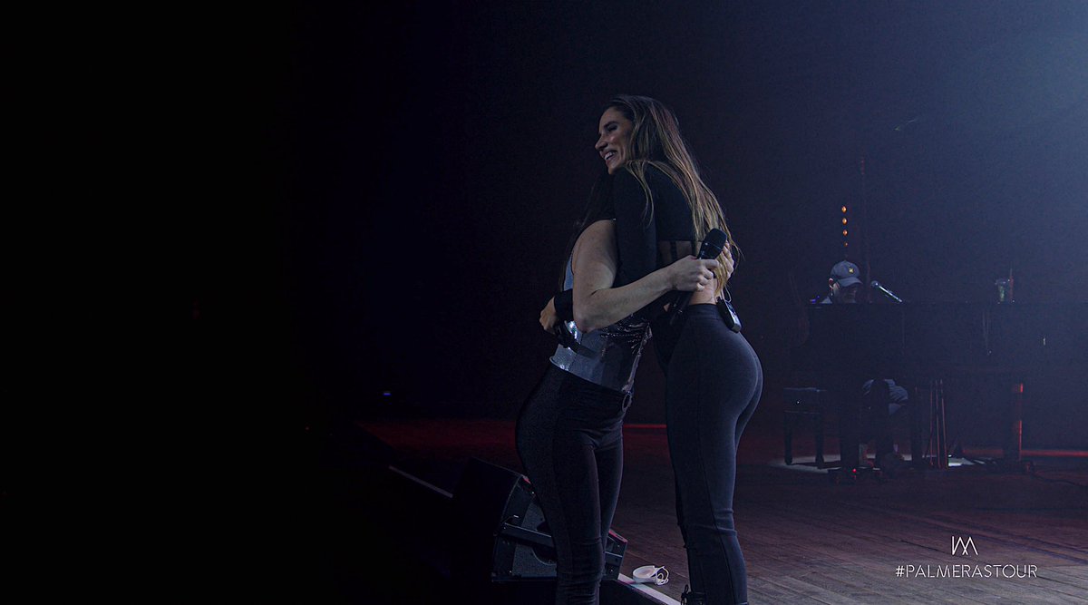 Seguimos en el camino de la buena suerte… 🦋💫  <a href="/IndiaMartinez/">India Martínez</a> 

Que manera más bonita de cerrar una gira, gracias una vez más preciosa, te quiero mucho !!!! 

Gracias <a href="/Blogger_IM/">Blog India Martínez♪</a> por captar este momento tan especial 🙏🏻👀