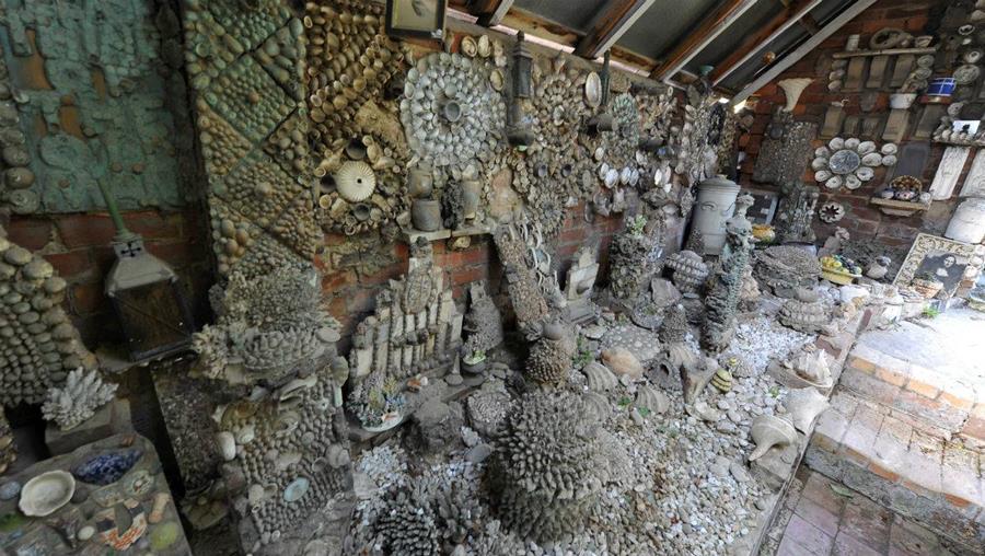 RawVisionMag's tweet photo. The #OldCuriosityShop in #Ballarat was built by James and Caroline Warwick between 1855–1895 and was opened to the public. Current owner Brigitte Chitryk-Goss has opened up the gardens to the public on open days.
#artenvironment #visionaryart #selftaughtart #outsiderart https://t.co/dnR7RiLfbN