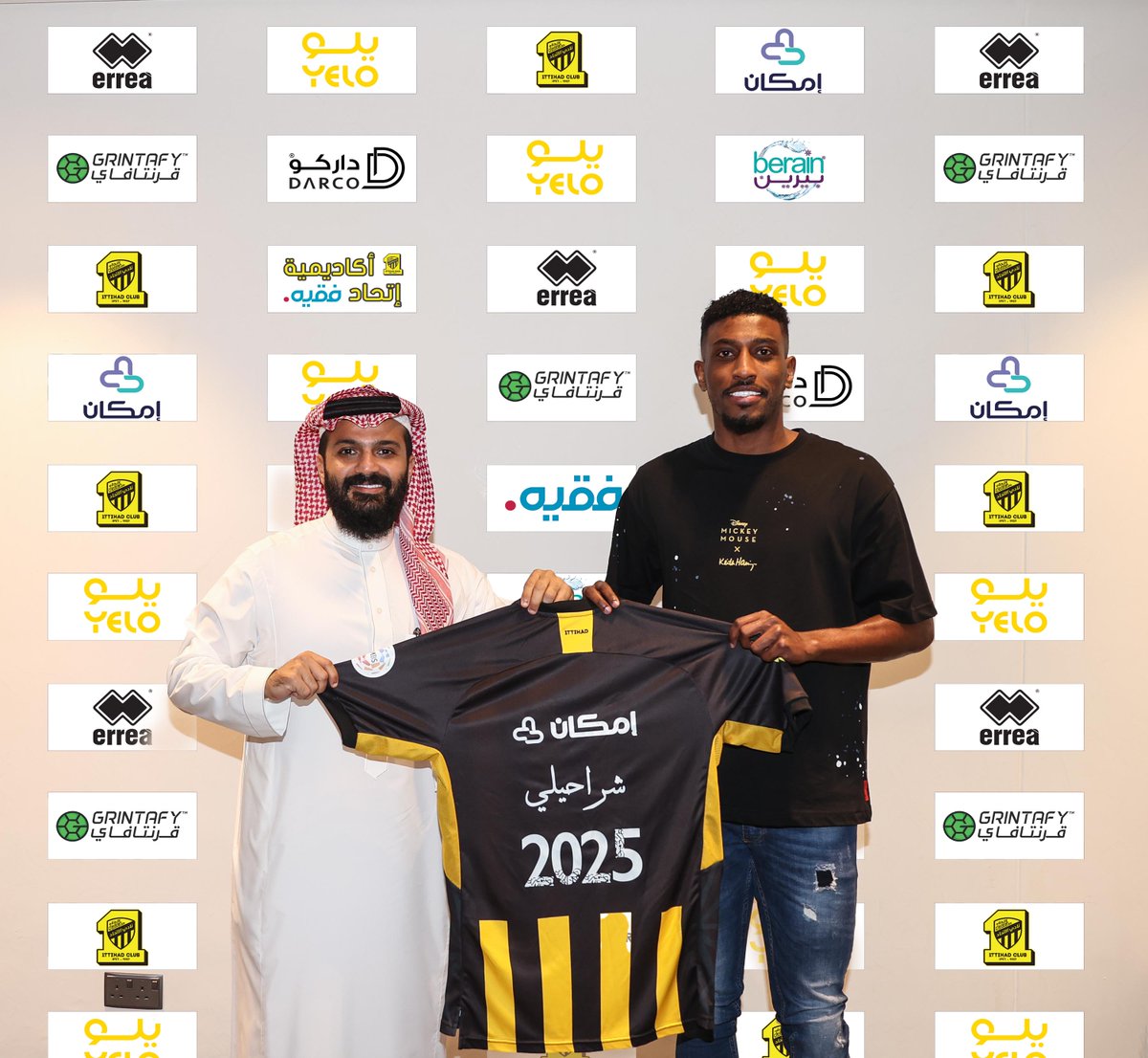ittihad's tweet photo. 📸| من توقيع عقد اللاعب أحمد شراحيلي https://t.co/Z4fcwsYTne