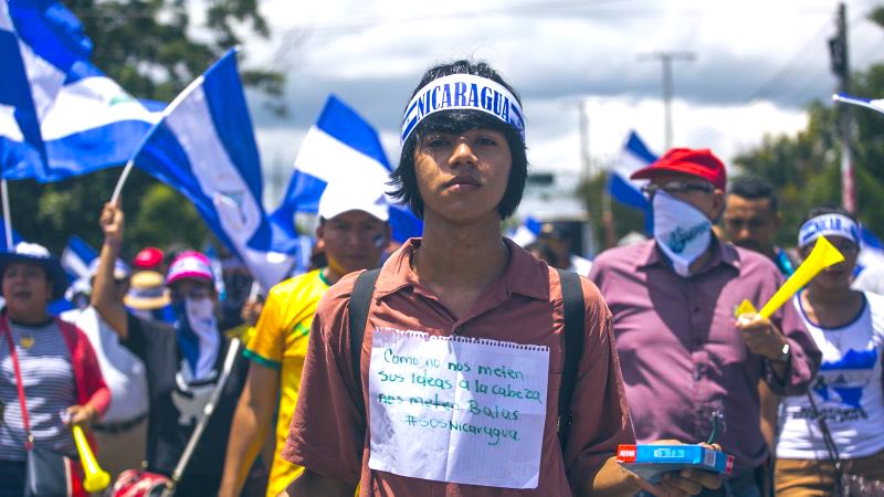 MonicaLopezBalt's tweet photo. "Como no nos meten sus ideas en la cabeza, nos meten balas"
(Memorias de Abril)
#OrtegaIlegitimo
#ChayoIlegitima
#ParlamentoIlegitimo
#SOSNicaragua https://t.co/QfjqZOmFcG