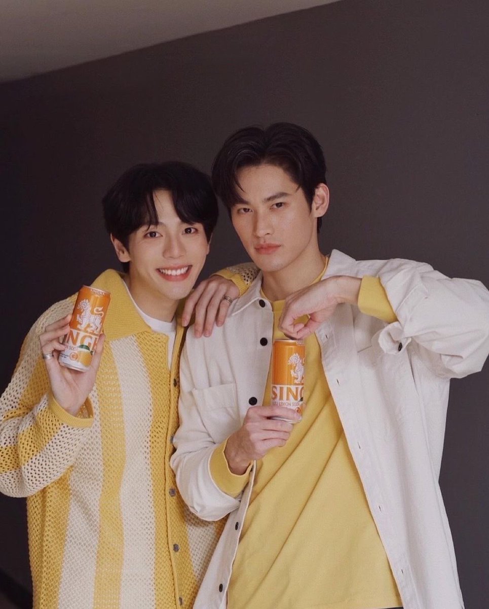 updatelove_'s tweet image. น้ำตาลไม่มีก็ได้เพราะเก้าอัพหวานเผื่อแล้วววว มากับความน่ารักสดใสแบบแพ็กคู่ ต้องไปเติมความสดชื่นบ้างแล้วเรา 🧡💛
#หอมทะลุกระป๋อง #ละมุนจนต้องตุนให้เต็มบ้าน  #เก้าอัพxสิงห์ยูซุ