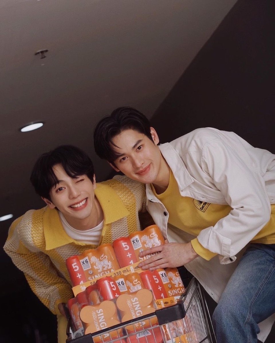 updatelove_'s tweet image. น้ำตาลไม่มีก็ได้เพราะเก้าอัพหวานเผื่อแล้วววว มากับความน่ารักสดใสแบบแพ็กคู่ ต้องไปเติมความสดชื่นบ้างแล้วเรา 🧡💛
#หอมทะลุกระป๋อง #ละมุนจนต้องตุนให้เต็มบ้าน  #เก้าอัพxสิงห์ยูซุ