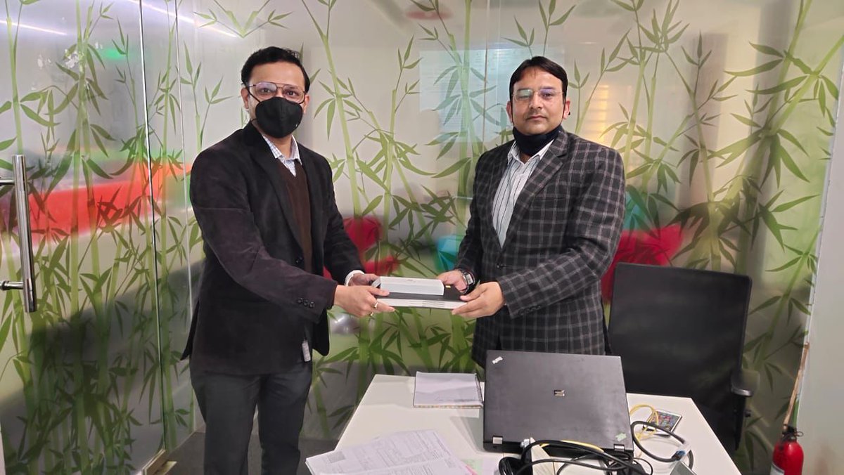 ioclupso2's tweet photo. Sri Mukul Sharma, Purchase Head, TNS, felicitated and thanked with souvenir for their association with Indane in presence of @IndianOilcl officials.
#IndianOilCustomersDay #IndianOilRhino
@ChairmanIOCL @DirMktg_iocl @DirHR_iocl @raj_dube @IOCL_NAO https://t.co/kxXrHyxLD3