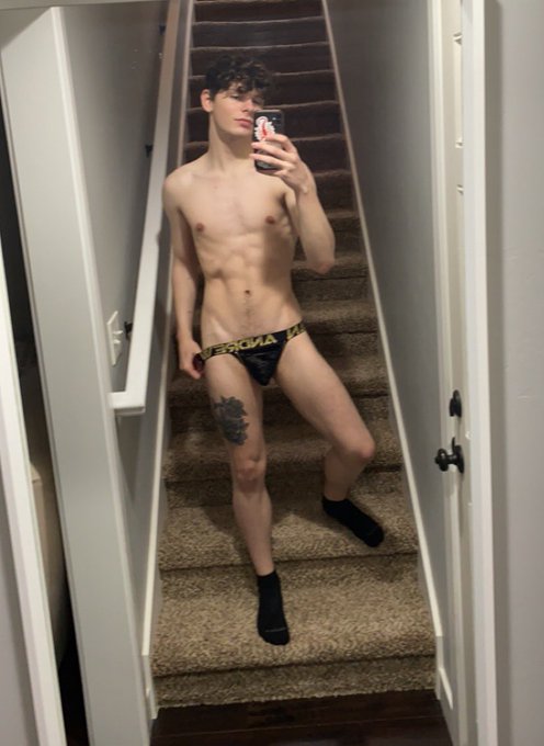 1 pic. Low quality, but I kinda like this jock? https://t.co/Itp9NPuz3X