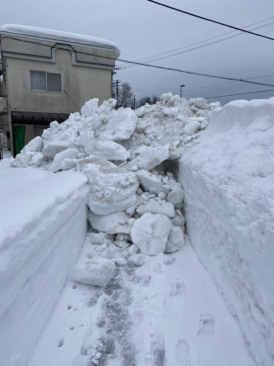 雪国では当たり前？ゲームみたいな道の塞がり方をするwww