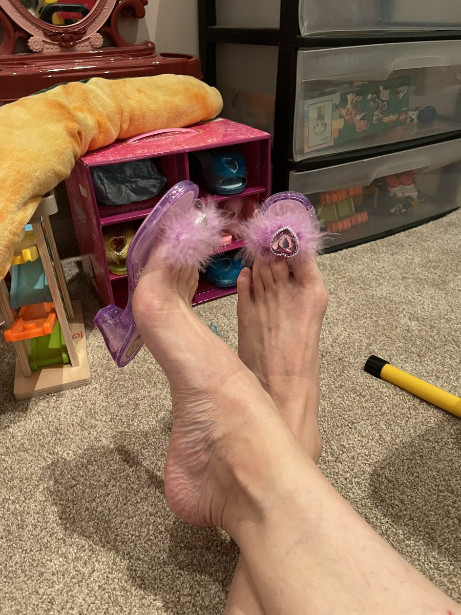 andymcfayden's tweet photo. I dunno kiddos, Uncle NeNe just doesnβt feel his most confident in purple, the yellow feels like more of a fit! ππππ€£πβοΈπ #LucasMatthew #HannahRene https://t.co/6IW9LZwupP