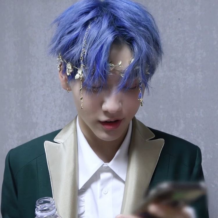 ArchieNemesises's tweet photo. "just wear layers lmaoooo"  #FLEURFEED https://t.co/HKFAocSiFr