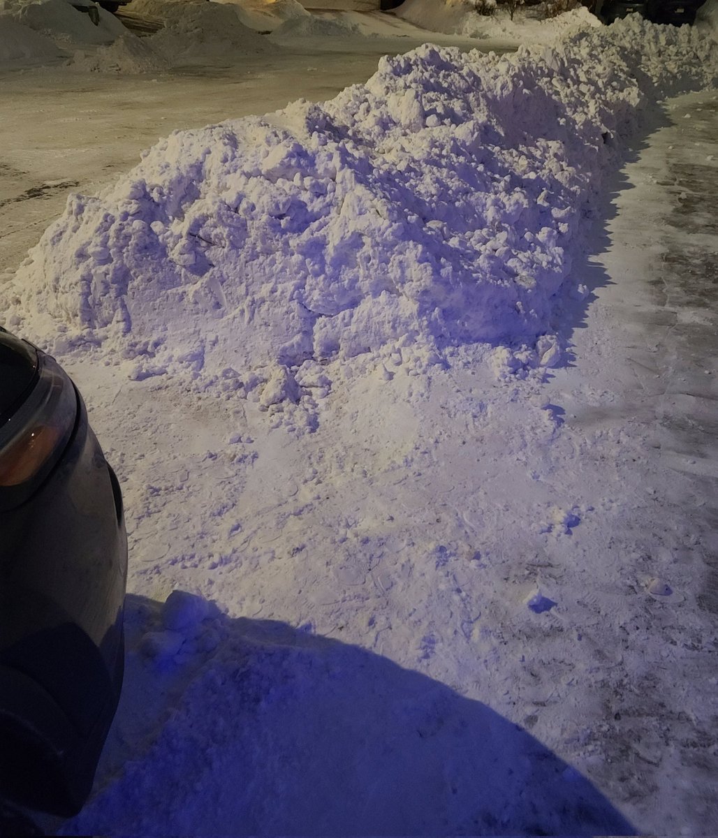 JPOilerfan's tweet photo. Eh HARD COMPACT street. Turned into eh single lanes. Due to snow banks dat beez 4ft high on each sides. So nows we have eh worse situations. 
Tink of all de snacks and refreshments uze could have saved fors @AmarjeetSohiYEG @CityofEdmonton #yegtraffic #WastedCash https://t.co/XmyCNomAVs
