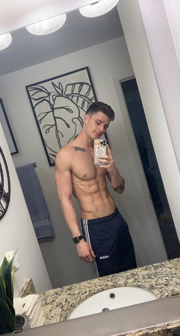 I&rsquo;ve been eating healthy (meatloaf and pizza) 😂 https://t.co/0vaO7VKCXC