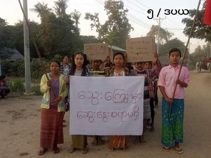 brightyamin's tweet photo. A group of pro-democracy women in #Depayin township gathered and demonstrated to fall the fascist military junta on the evening of January 10.

#WarCrimesOfJunta
#2022Jan11Coup
#WhatsHappeningInMyanmar https://t.co/r4m8pp8lzP