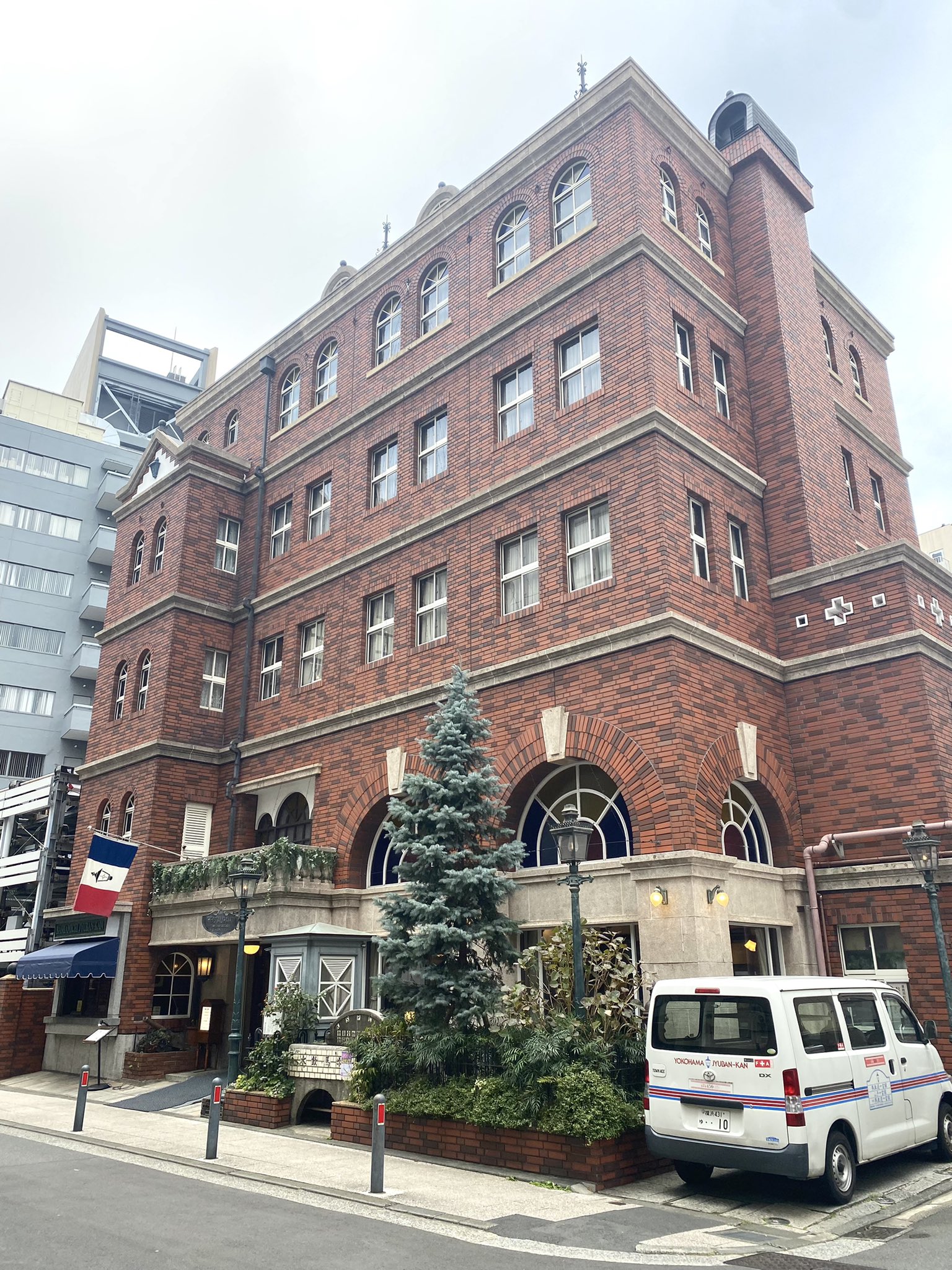 伊那かのグルメ 伊那市のグルメ情報 たまの都会のグルメ 横浜市馬車道にある 馬車道十番館 1階の喫茶室レトロでモダンな空間でプリントコーヒーを プリンは外壁のレンガをイメージして四角いプリンになります 周りは少し硬めで中は柔らかく食感が楽しい