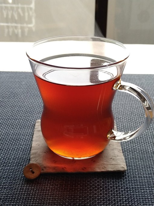 コーヒーはブラック派だけど紅茶は甘い方が好きマン。(゜д゜)ウマー 